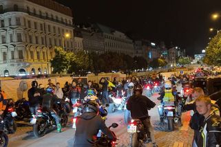 Prahou burácely silné stroje, na Václavském náměstí zastavila tisícovka motorkářů - Novinky
